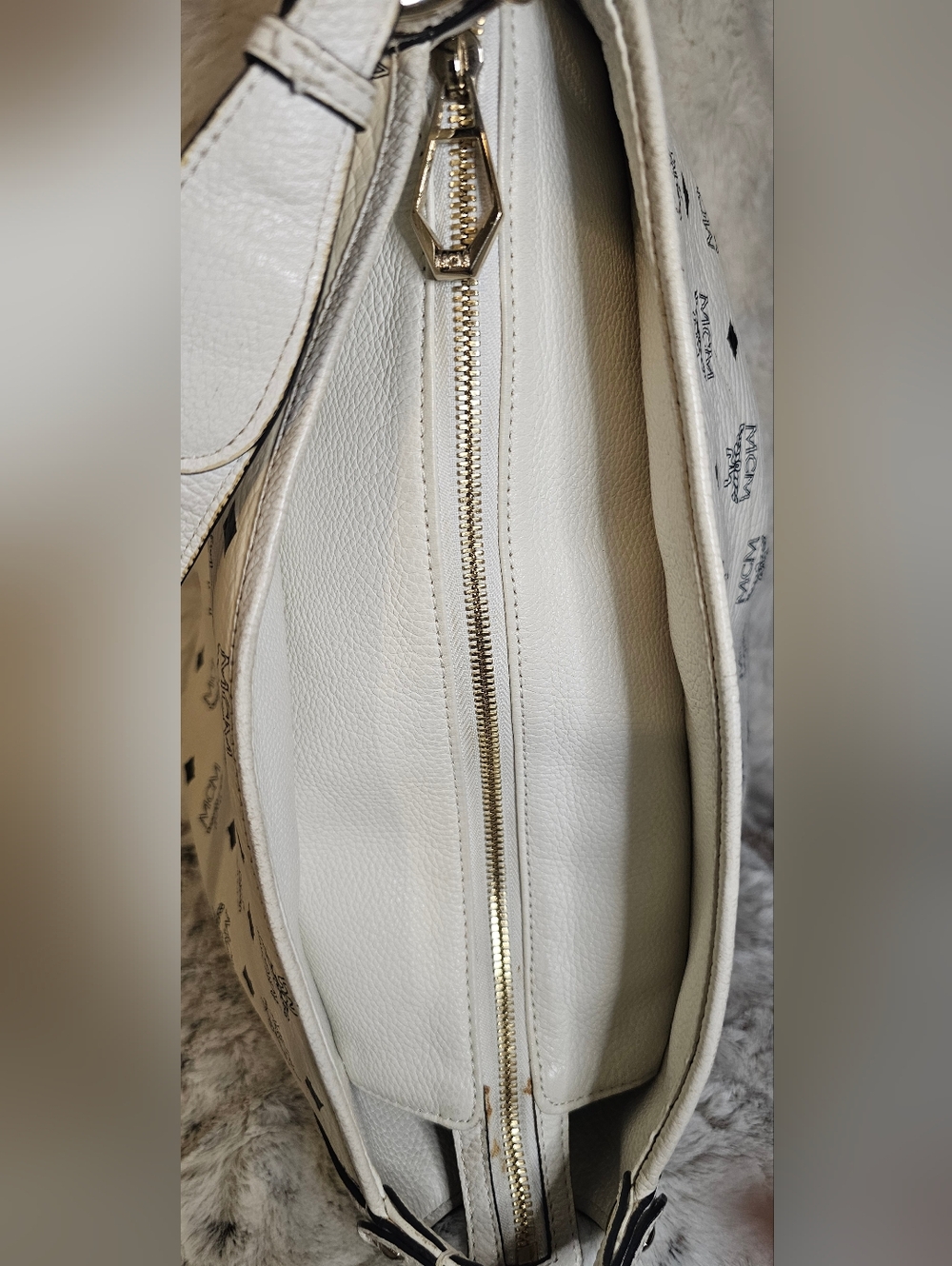 MCM White Visetos Hobo Shoulder Bag - Picture 6 of 15